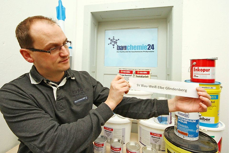 Michael Koch, Geschäftsführer von bauchemie24, mit dem Gewinnerlos. Foto: Rinke