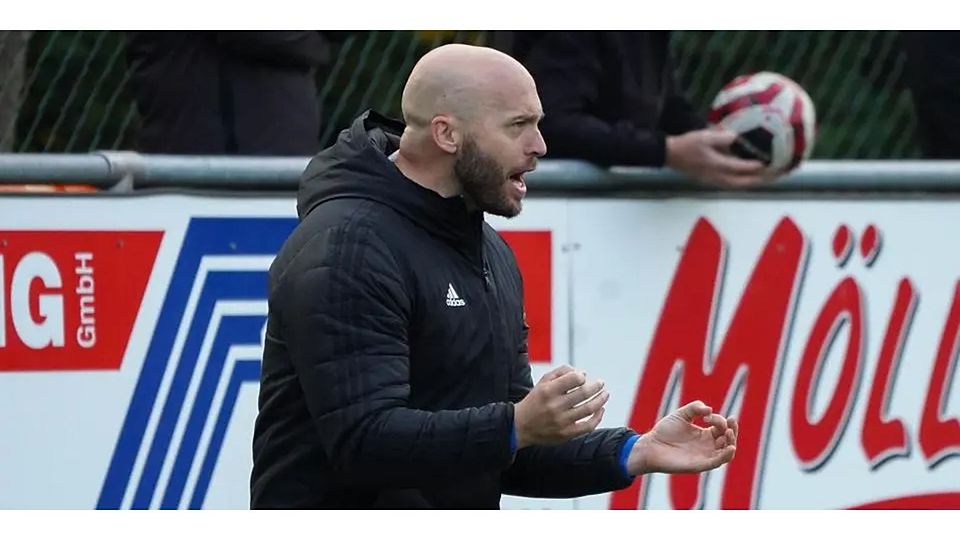 Hofft nach rund fünfstündiger Torflaute wieder auf einen Treffer seines TuSpo Beilstein: Trainer Dominique Haas, der aufgrund der Personalnot wohl im Tor aushelfen muss. © Isabel Althof