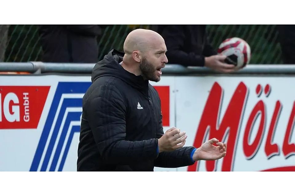 Hofft nach rund fünfstündiger Torflaute wieder auf einen Treffer seines TuSpo Beilstein: Trainer Dominique Haas, der aufgrund der Personalnot wohl im Tor aushelfen muss. © Isabel Althof