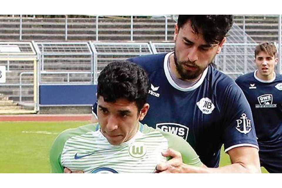 Abgeschirmt: Ahmet Saglam (rechts) versucht, dem Wolfsburger Omar Marmoush den Ball abzuluchsen. Piet Meyer