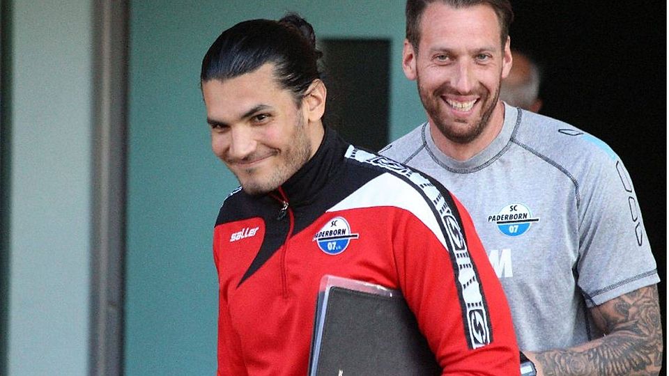 Hat gut lachen: SCP-II-Trainer Michél Kniat (hinten) kann mit dem Saisonstart der Paderborner Profireserve zufrieden sein. 