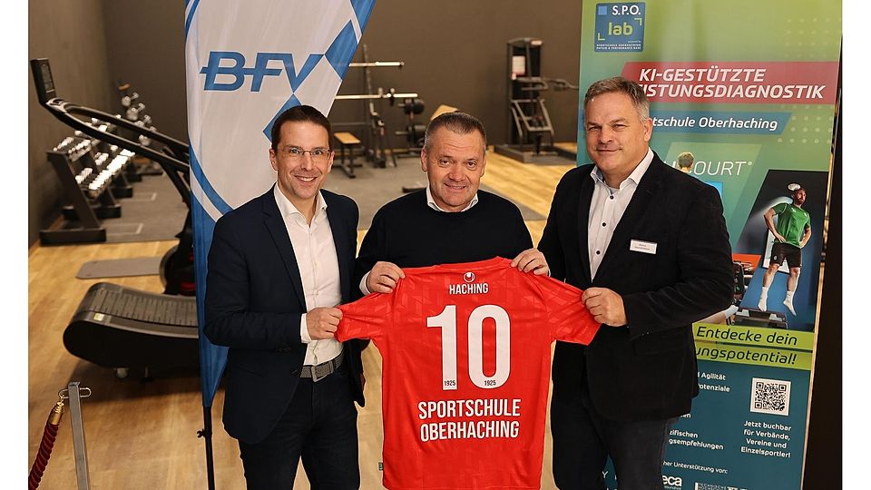 Den bayerischen Fußball fest im Blick: (v.l.) BFV-Präsident Christoph Kern, SpVgg-Boss Manfred Schwabl und Markus Mayer, Geschäftsführer der Sportschule Oberhaching.