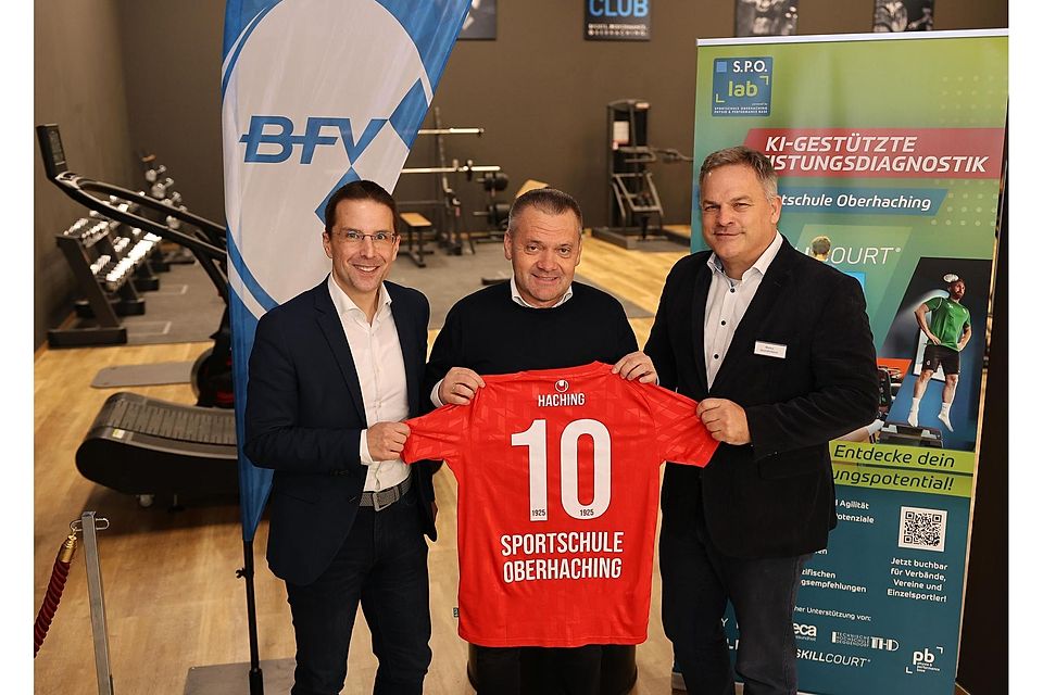 Den bayerischen Fußball fest im Blick: (v.l.) BFV-Präsident Christoph Kern, SpVgg-Boss Manfred Schwabl und Markus Mayer, Geschäftsführer der Sportschule Oberhaching.