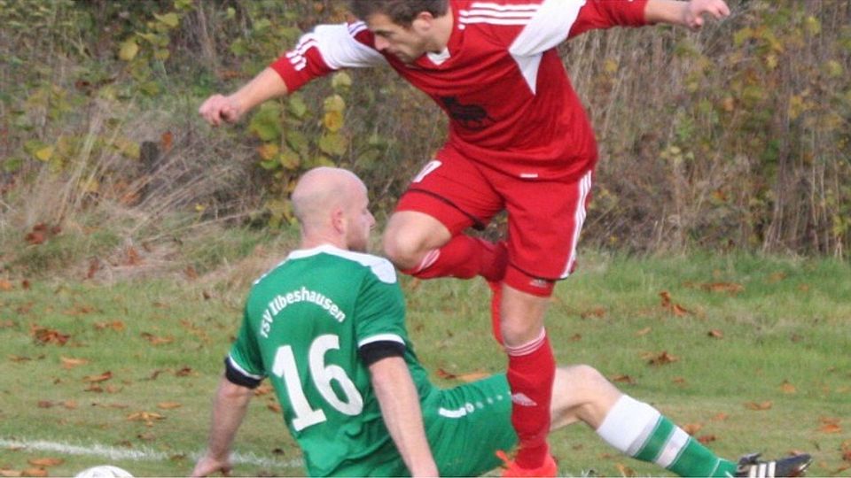 Eine Szene mit Symbolcharakter: Viel zu oft landeten Florian Götz und der TSV Ilbeshausen in der Kreisoberliga Fulda Süd auf dem Hosenboden. 	Foto: Kim Löffler