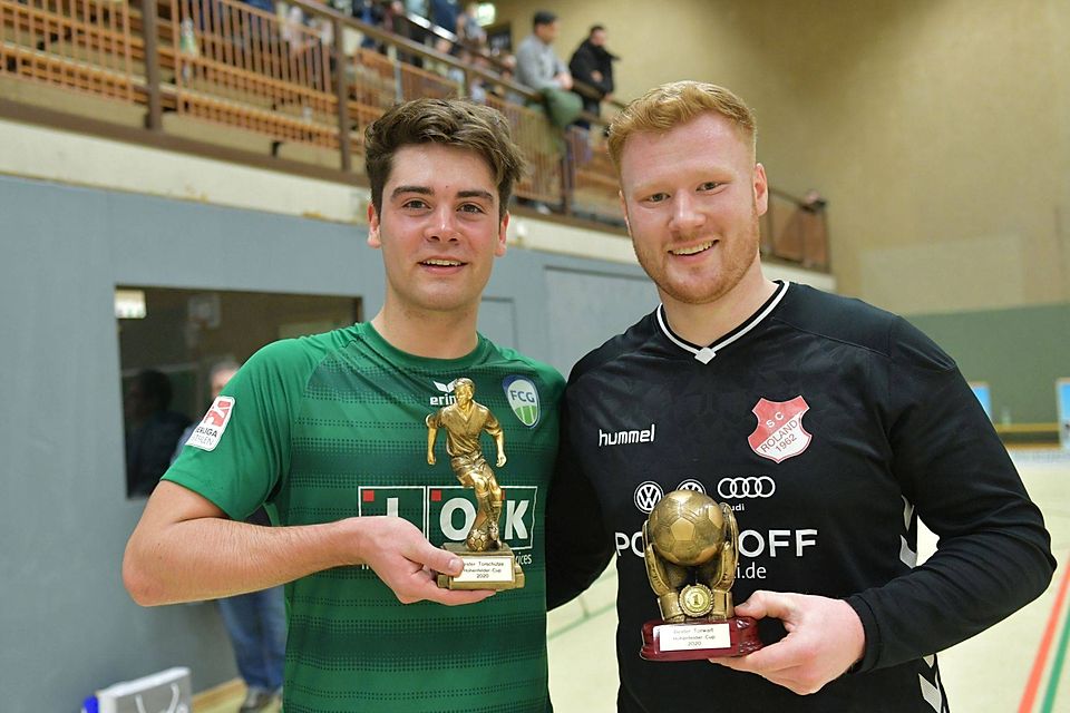 Geehrt: Der Gütersloher Nick Flock (l.) wurde mit 15 Toren zum besten Torjäger des Turniers gekürt, Christopher Rump vom SC Roland freute sich über die Auszeichnung als bester Torhüter.