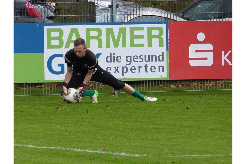 Auf FCB-Torhüter Lukas Huttenlauch könnte am Wochenende in Bonlanden jede Menge Arbeit zukommen. Er sollte sich also gründlichst warmmachen...(Foto: Jan Sigel)