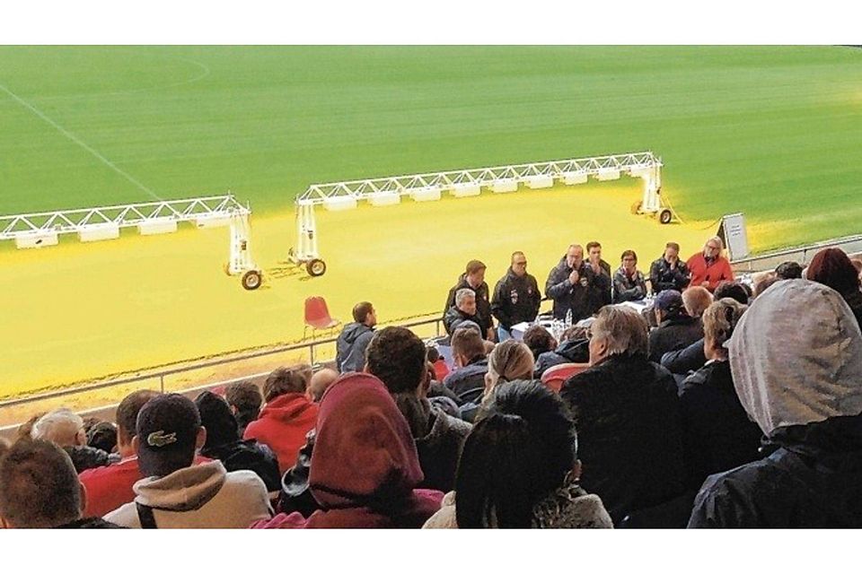 Reger Austausch: In der Voith-Arena richtete Fußball-Zweitligist 1. FC Heidenheim einen außerplanmäßigen Fandialog aus, der allerdings ergebnislos abgebrochen wurde. Edgar Deibert