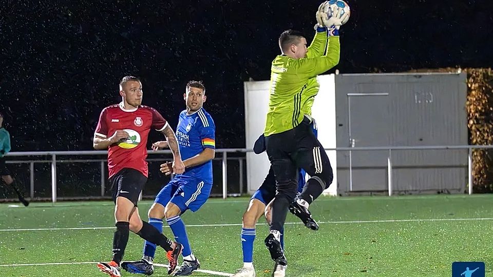 Keeper Tom Nitscke TuS Mechernich packt beherzt zu