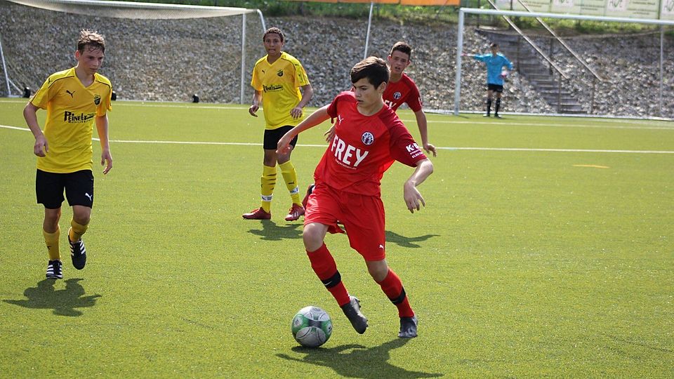 ASV Chams Raphael Kreipl (am Ball) entschied das Testspielderby gegen die DJK Vilzing mit einem Traumtor zum 3:1. 