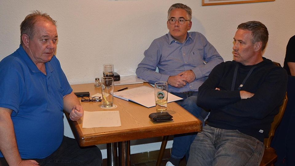 Sprachen über wichtige AH-Themen: (v. l.) Kreisspielleiter Stephan Fox, Martin Steininger (Verbandsspielausschuss) und Daniel Baller vom TSV Allershausen.