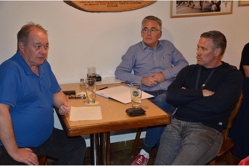 Sprachen über wichtige AH-Themen: (v. l.) Kreisspielleiter Stephan Fox, Martin Steininger (Verbandsspielausschuss) und Daniel Baller vom TSV Allershausen.