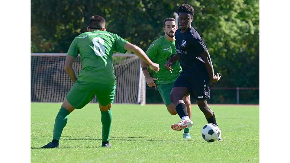 Gustav Kwabena Opoku (am Ball) gehörte zu den Torschützen beim 5:0-Sieg der SG Trebur-Astheim, gegen den SV Klein-Gerau (von links Gianluca la Pietra und Francesco Alfano).	 Foto: Uwe Krämer