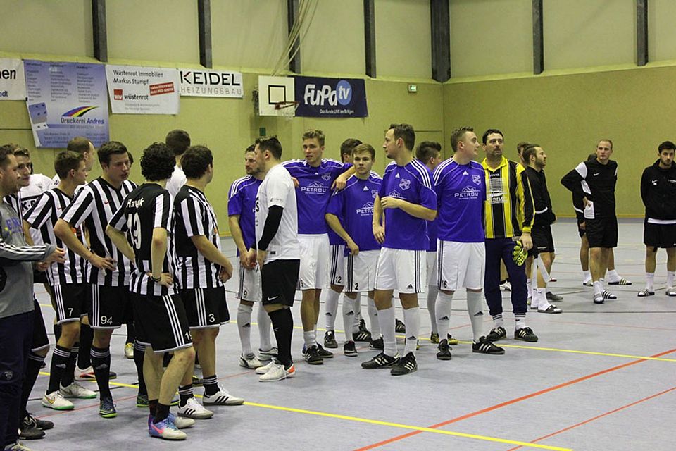 Der TSV Neckarbischofsheim (schwarz-weiß) strebt in Helmstadt den zweiten Turniersieg in Folge an. F: Czink