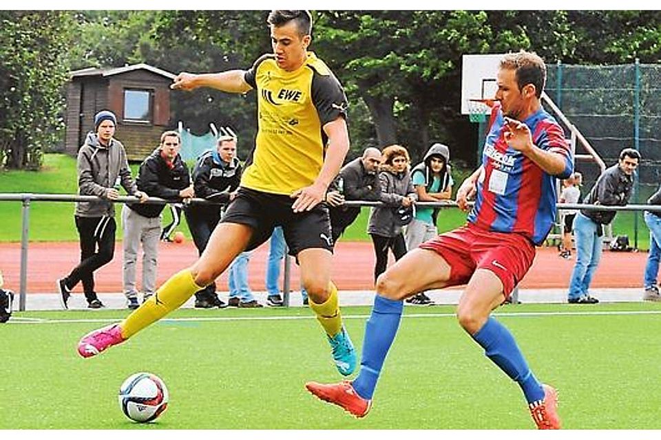 Die Fußballer des TSV Abbehausen (gelbes Trikot) und des FCN stehen am Wochenende vor schwierigen Auswärtsaufgaben. Grossmann