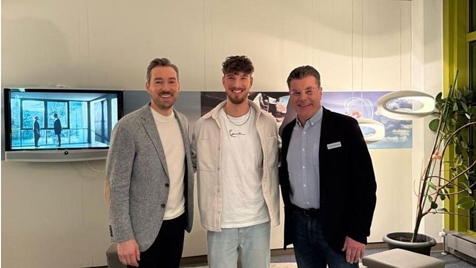 Lukas Metzinger (Mitte) mit ZDF-Moderator Sven Voss (links) und dem Bochumer Trainer Dieter Hecking.