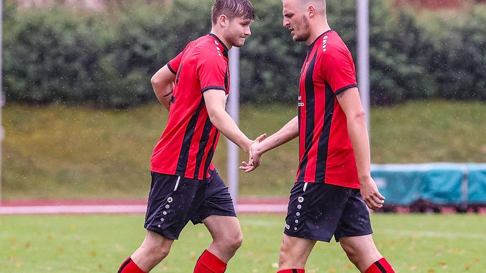 Auf die nächsten Zähler abklatschen, wollen die Zornedinger (li.) Julian Kolbe und Markus Bayer gegen Hajduk.
