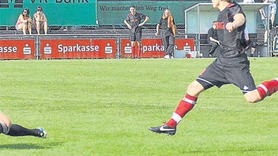 Erstes Pflichtspiel, erstes Tor: Der noch ganz junge Neuzugang Maximilian Bauer (2. v. l) schoss den TSV Dorfen im Derby gegen die BSG Taufkirchen 2:1 in Führung.