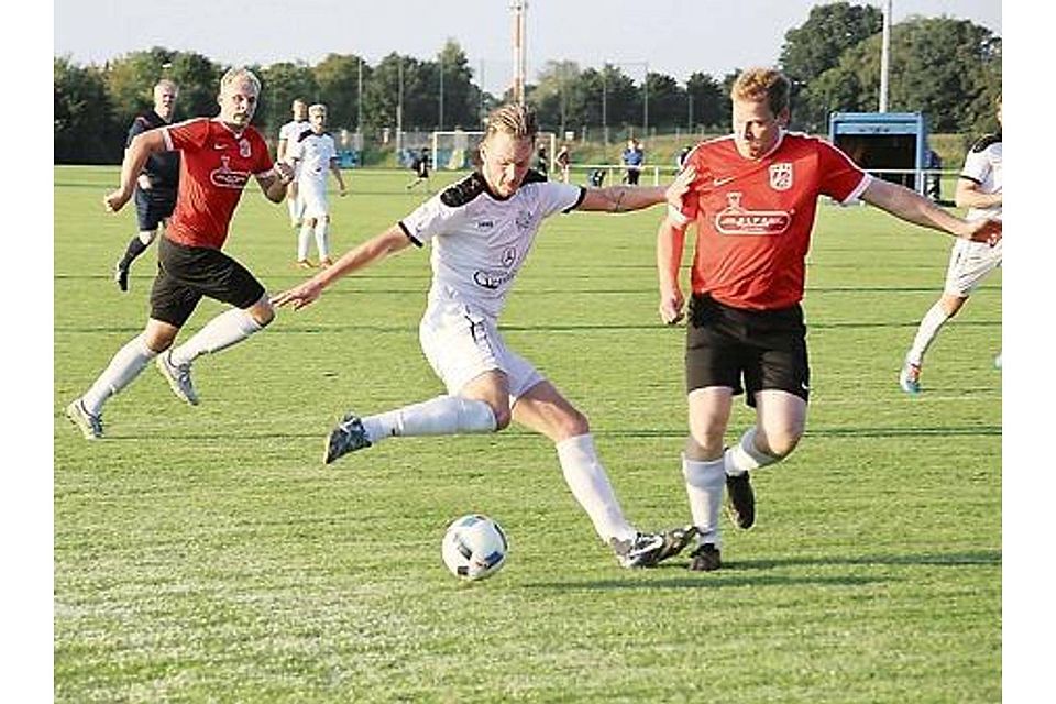 Länger am Ball: Der TSV Ganderkesee II (weiß) hat im Derby gegen Falkenburg deutlich gesiegt. Michael Hiller