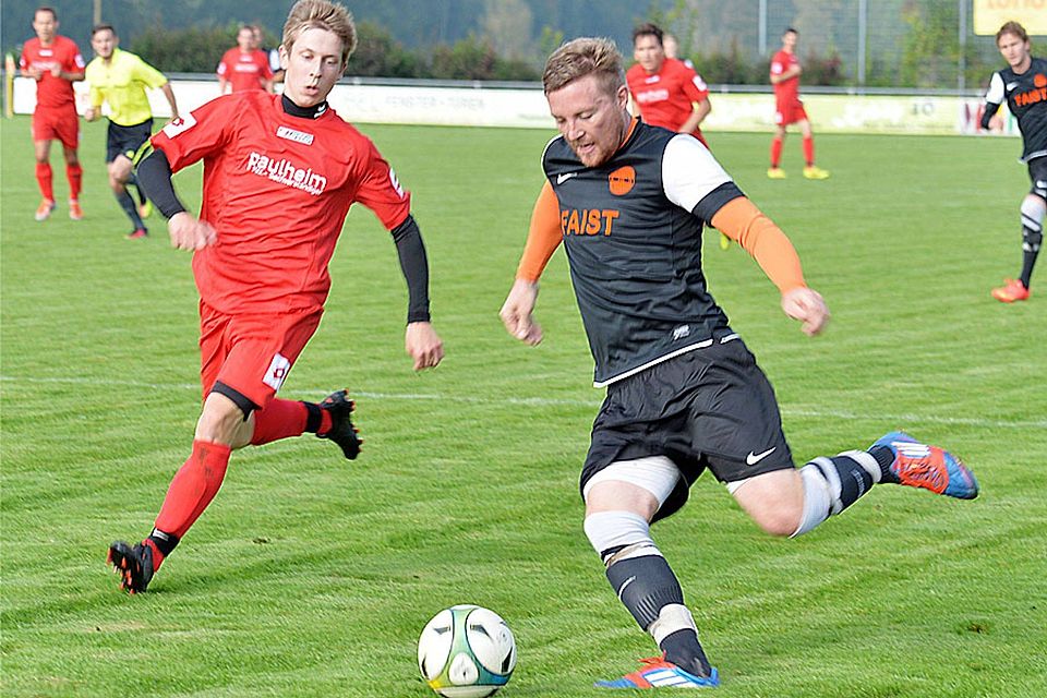 Kämpfen um den Aufstieg: Der SV Mindelzell (am Ball Manuel Baur) ist Tabellenführer, der SV Ettenbeuren (links Stephen Keller) Dritter.	F.: Ernst Mayer