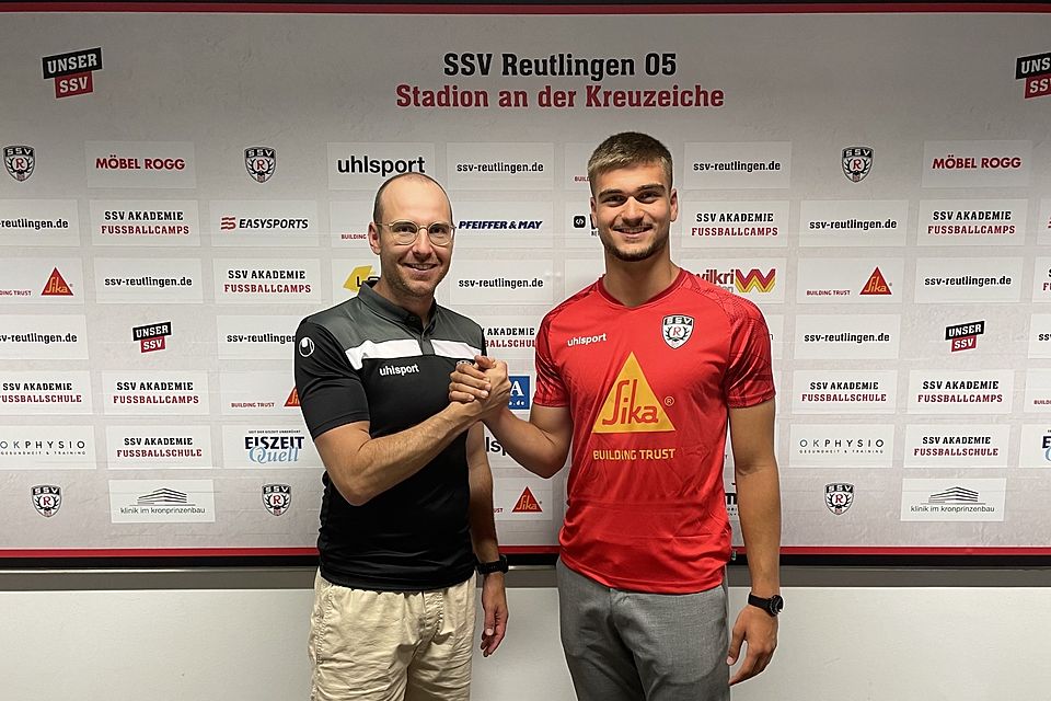 Sportvorstand Christian Griesser (links) begrüßt Stefan Ilic (rechts) beim SSV Reutlingen