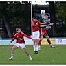 Lennart Petsch (Kaltenkirchen) im Kopfballduell mit Fabian Engbrecht (Hohenwestedt). 