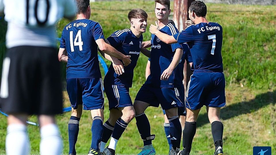 Um den Klassenerhalt zittern: Der FC Eging ist auf der Pole-Position, allerdings am Schlussspieltag spielfrei!