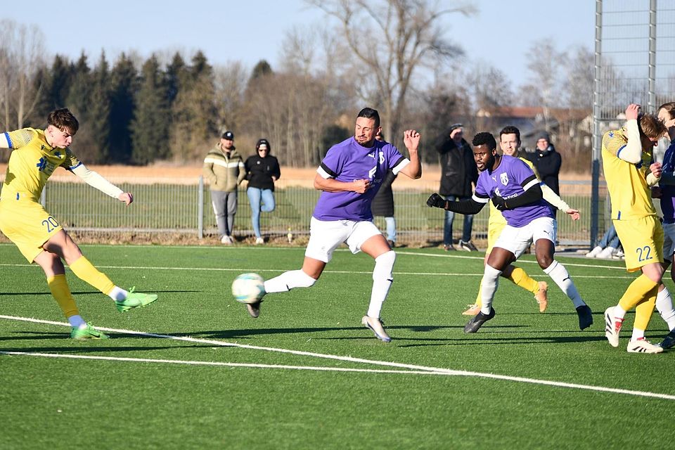 Für Tabellenführer SV Dornach gab es beim Gastspiel in Altenerding kein Durchkommen und hier blockt der SpVgg-Akteur Deniz Sari einen Schuss von Dornachs Fabian Aicher erfolgreich ab.