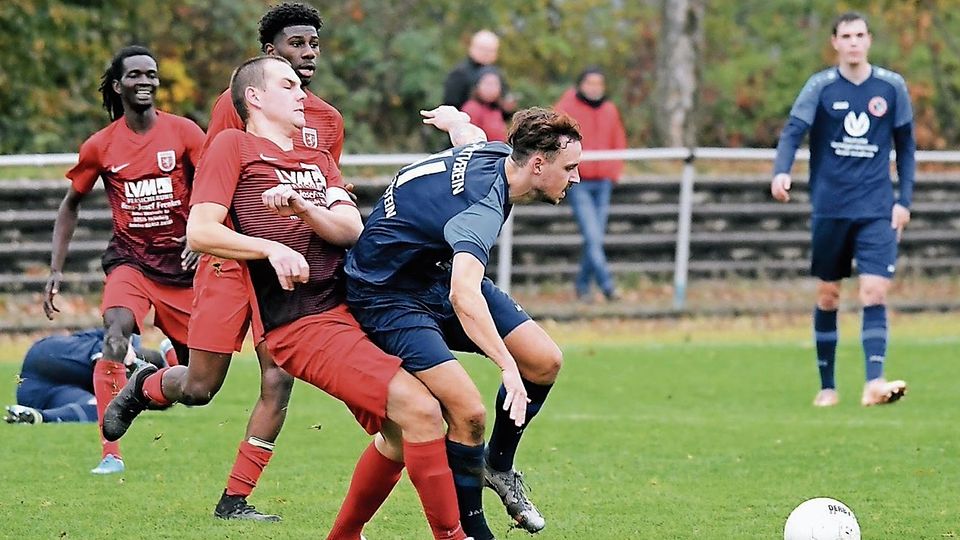 Robin Jackels (vorne) vom SV Helpenstein hat es schwer, sich in dieser Szene gegen den 1. FC Heinsberg-Lieck durchzusetzen.