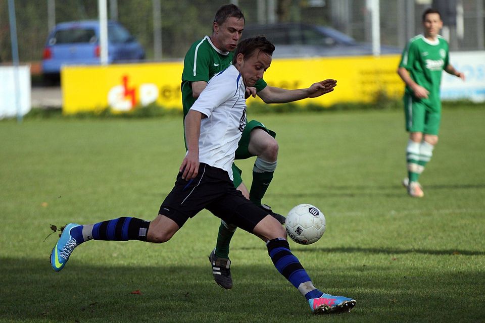 Der FC Viehhausen (weiss) gewinnt mit 3:1 gegen Laaber und macht Boden auf Tabellenführer Dietfurt gut. F: Brüssel