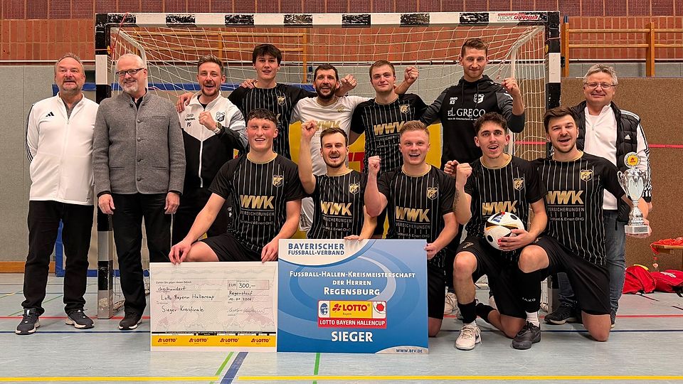 Der FC Laub setzt sich die Regensburger Hallenkrone auf.