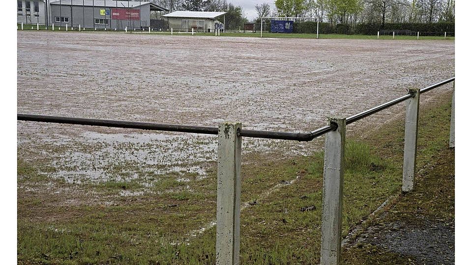 Projekt Kunstrasenplatz in Eschbach: Der altersschwache Hartplatz soll weichen. Der Gemeinderat stimmte dem weiteren Vorgehen nach längerer Diskussion zu.  | Foto: Volker Münch