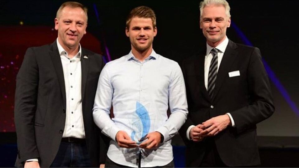 MZ-Chefredakteur Manfred Sauerer (re.) gratulierte Ostbayerns Fußballer des Jahres, Matthias Gröger vom ASV Burglengenfeld.  Foto: Tino Lex