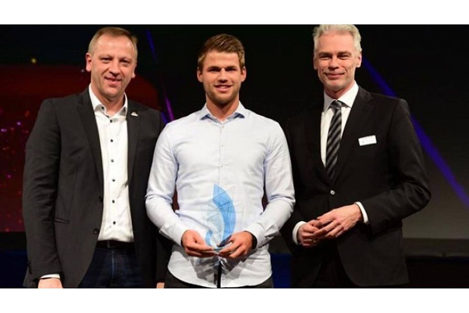 MZ-Chefredakteur Manfred Sauerer (re.) gratulierte Ostbayerns Fußballer des Jahres, Matthias Gröger vom ASV Burglengenfeld.  Foto: Tino Lex