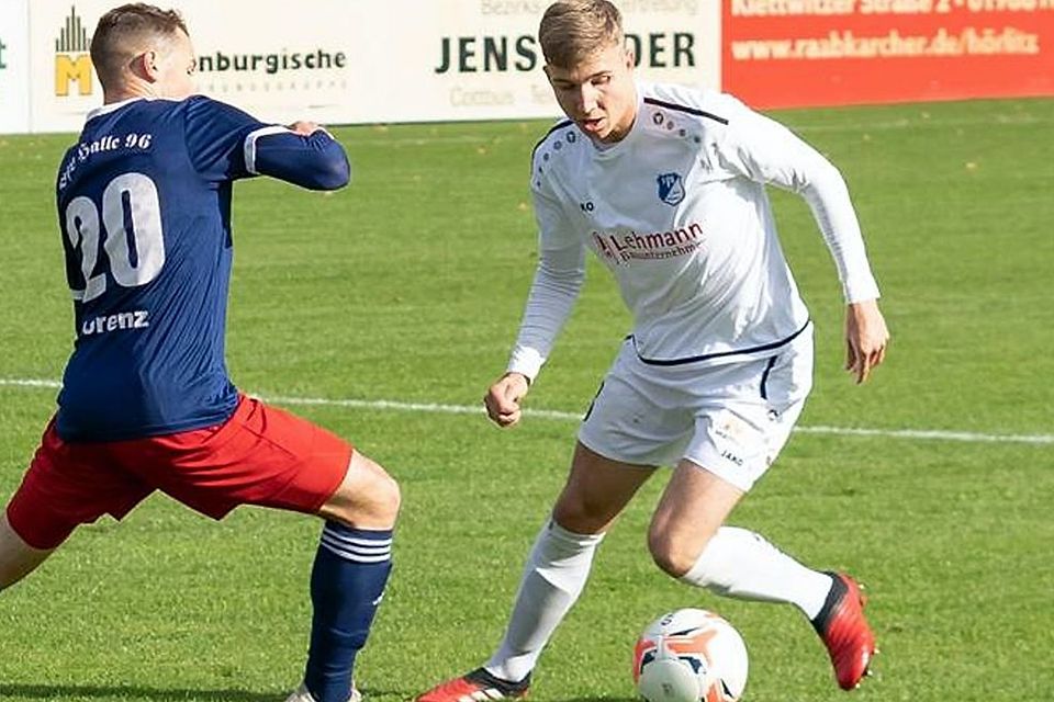 Auch der VfB Krieschow als ranghöchster Amateurverein der Lausitz (hier Colin Raak/r. im Duell mit Halle) musste lange mit dem Training aussetzen.