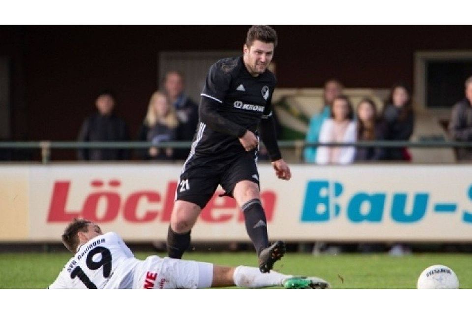 Gestoppt auf dem möglichen Weg Richtung Regionalliga: Oberliga-Sptzenreiter SC Spelle-Venhaus (auf dem Foto Torjäger Sascha Wald) wird keinen Lizenzantrag stellen. Foto: Doris Leißing