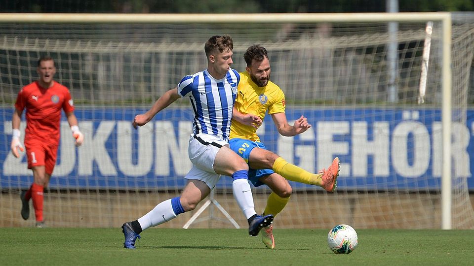 Jonas Dirkner (blau-weißes Trikot) ist einer von drei Herthanern, die derzeit mit der deutschen U19-Nationalmannschaft unterwegs sind.