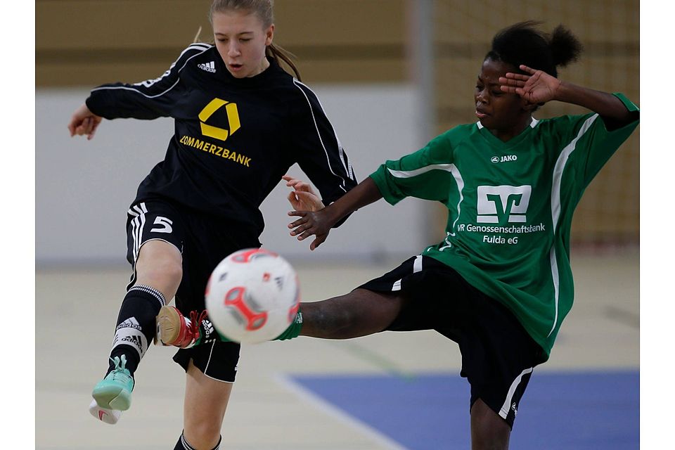 Voller Einsatz am Platz der deutschen Einheit: Wie hier am vergangenen Wochenende bei den C-Juniorinnen Hallenmasters zwischen FFC Frankfurt und MSG Lütter.   F: Vigneron