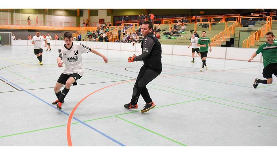 Ein Bild aus der Turniersaison 2019/2020: Tim Petry (SF Katzenfurt) und Torhüter Marco Weller (SG Atzelgift) zählten damals in der Sporthalle der Westerwaldschule zu den Gästen aus der Nachbarschaft. Foto: Katrin Weber Ein Bild aus der Turniersaison 2019/2020: Tim Petry (SF Katzenfurt) und Torhüter Marco Weller (SG Atzelgift) zählten damals in der Sporthalle der Westerwaldschule zu den Gästen aus der Nachbarschaft. Foto: Katrin Weber © Katharina Weber