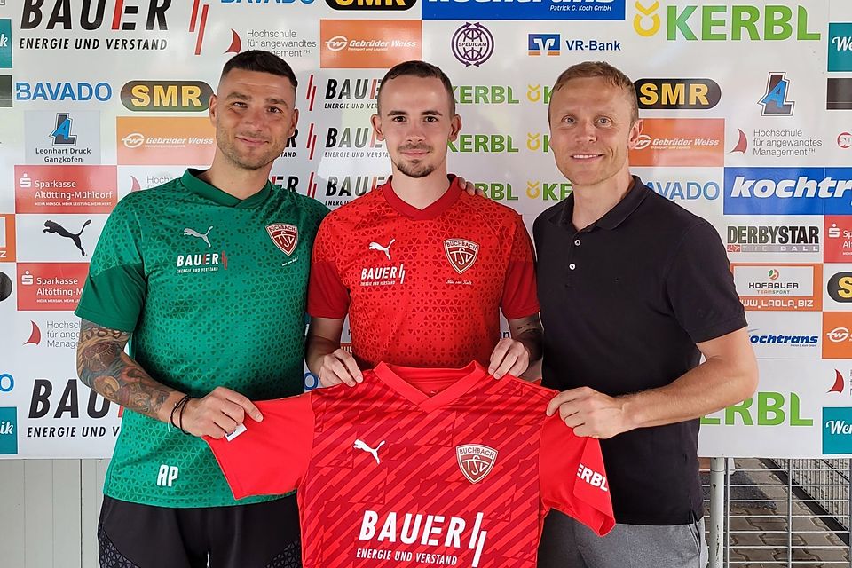 Buchbachs Neuzugang Sascha Hingerl (Mitte) wird freudig in Empfang genommen von Trainer Aleksandro Petrovic (li.) und dem Sportlichen Leiter Andreas Bichlmaier. 