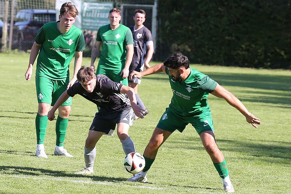 Enge Kiste: Guldenbachtals Thomas Roth (schwarzes Trikot) und Planigs Torschütze Bünyamin Degimenci kämpfen um den Ball.