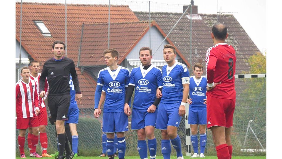 Die Kicker des FC Schwand (in Blau, hier gegen den SC Großschwarzenlohe) hören in der zweiten Saisonhälfte auf ein neues Kommando.   F: Patrick Fuchs