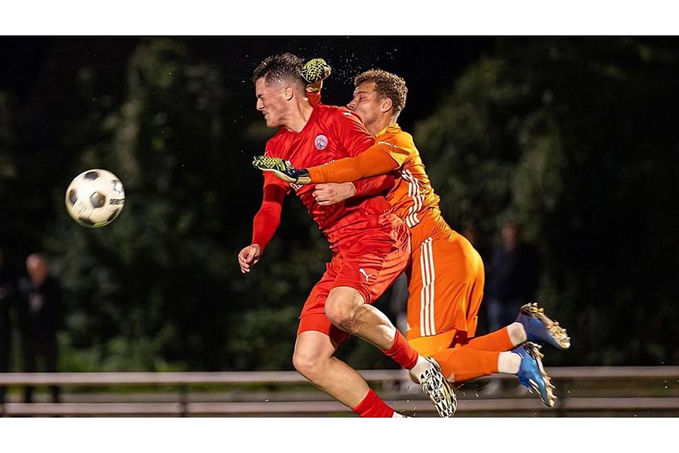 Diese Szene ist bei A/O nicht vergessen: Harsefelds Torhüter boxte Daniel Brunsch im Strafraum um und A/O bekam den fälligen Elfmeter nicht, verlor das Derby mit 0:1. Foto: FuPa/Struwe