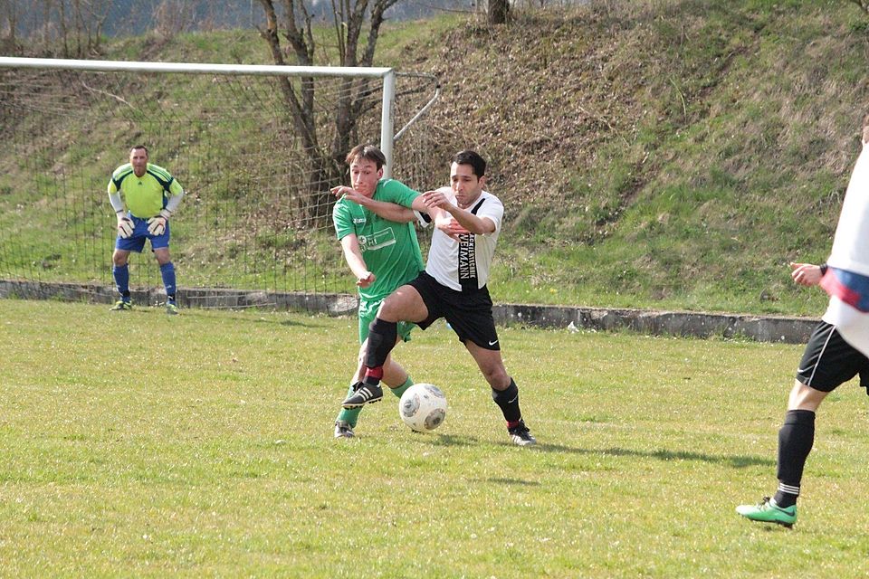 Hart umkämpft war die Partie der Sulzbacher in Binau, doch am Ende konnte der TSV auch den starken FC bezwingen. Foto: Sarah John