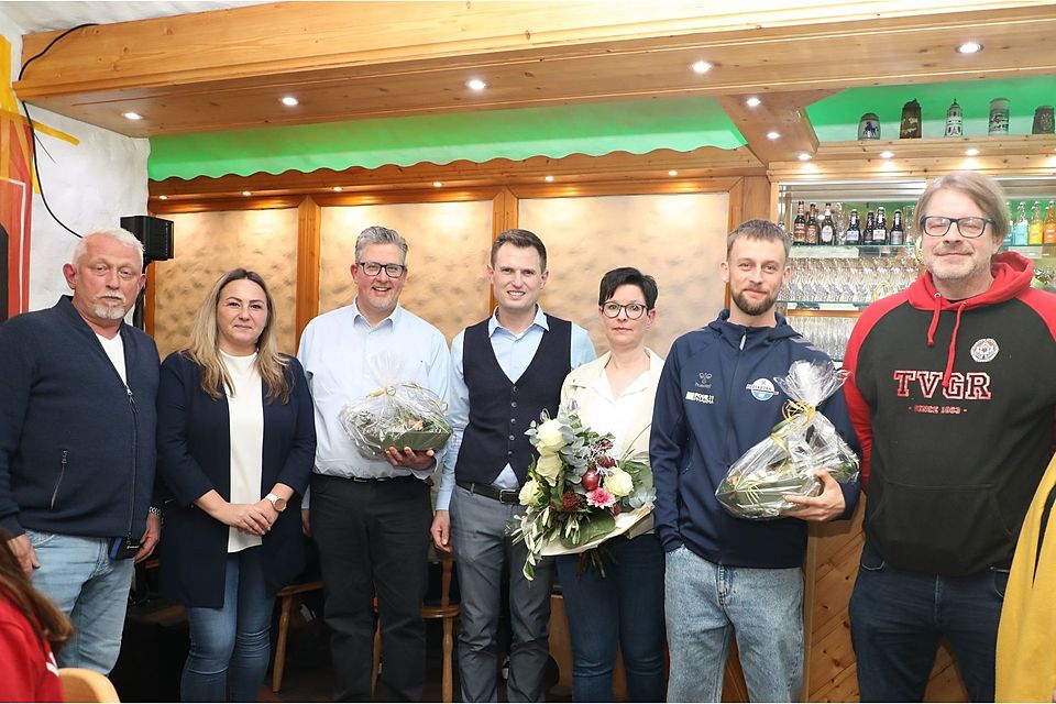 Am vergangenen Freitag fand die Auslosung der Vorrundengruppen in der Brauerei in Westheim statt. Unser Bild zeigt (v.l.) Sven Mengel, Katharina Böhmer (Schmidt-Gruppe), Moderator Dirk Schäfer, Moritz von Twickel (Brauerei Westheim), Nadin Quest (Stadt Marsberg), Sebastian Klaas (SC Paderborn) und Stefan Bangert (TV Germania Rhoden) Am vergangenen Freitag fand die Auslosung der Vorrundengruppen in der Brauerei in Westheim statt. Unser Bild zeigt (v.l.) Sven Mengel, Katharina Böhmer (Schmidt-Gruppe), Moderator Dirk Schäfer, Moritz von Twickel (Brauerei Westheim), Nadin Quest (Stadt Marsberg), Sebastian Klaas (SC Paderborn) und Stefan Bangert (TV Germania Rhoden)