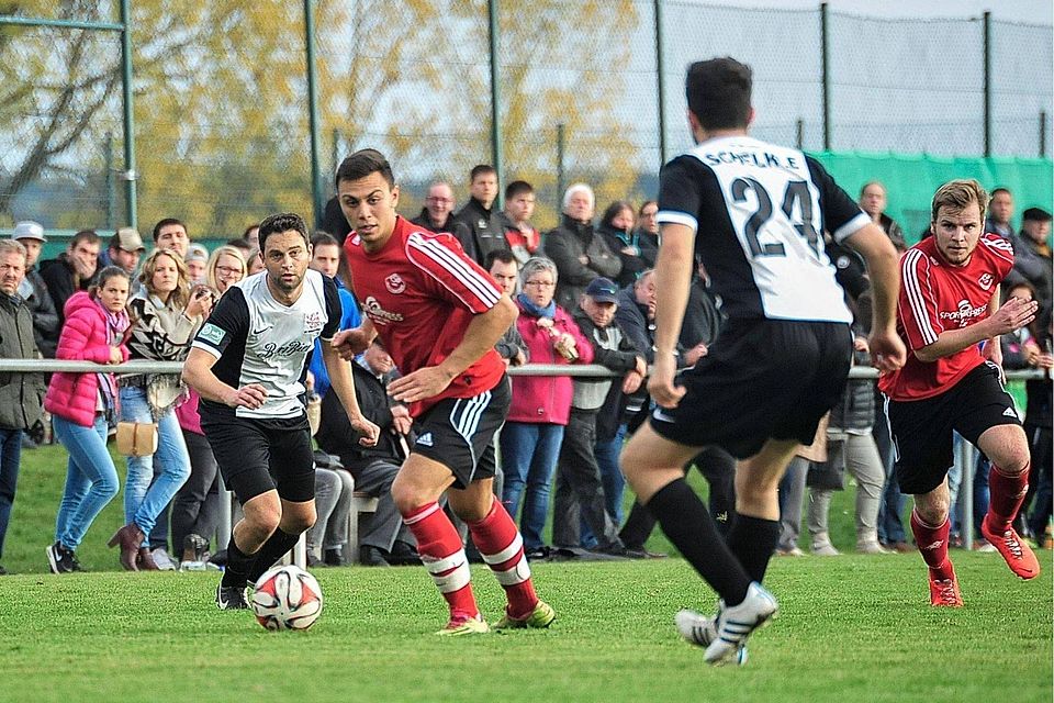 Die TSG Rottenacker (rot) empfängt den Tabellenführer FV Altheim, der VfL Munderkingen spielt in Mengen. SZ-Foto: arc