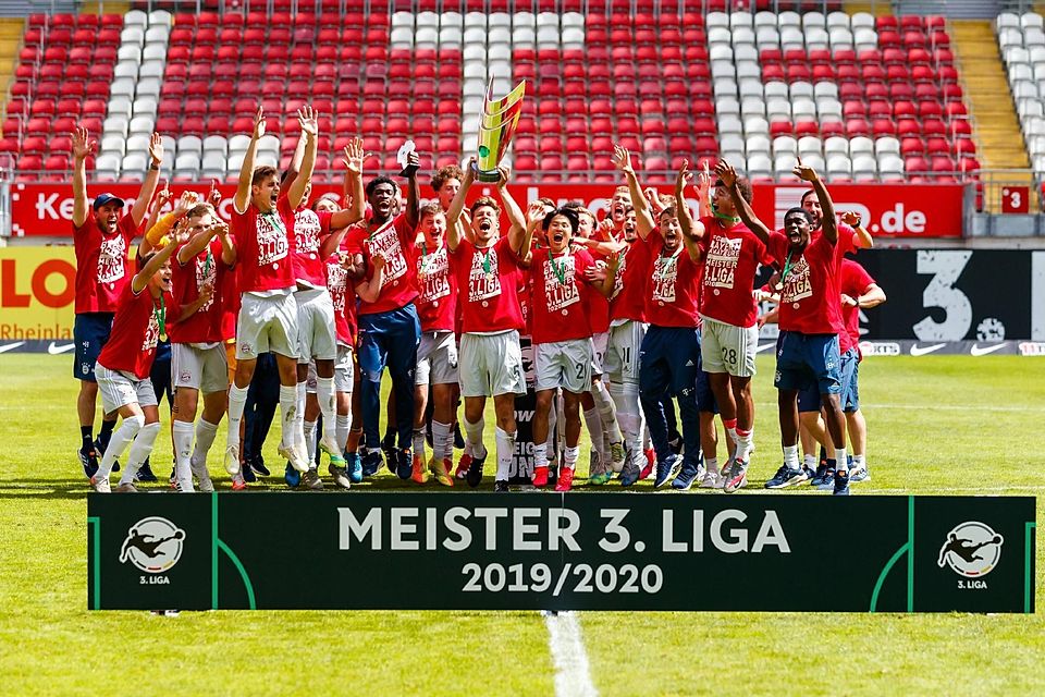 Die FC Bayern Amateure bei der Trophäen-Übergabe.
