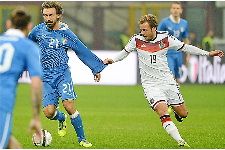Deutschland gegen Italien - die Begegnungen der beiden Nationalteams sorgten immer für viel Gesprächsstoff, auf und abseits des Rasens. Bei der Europameisterschaft 2016 könnten die beiden Mannschaften schon in der Gruppenphase aufeinandertreffen.  Foto: Daniel Dal Zennaro, dpa