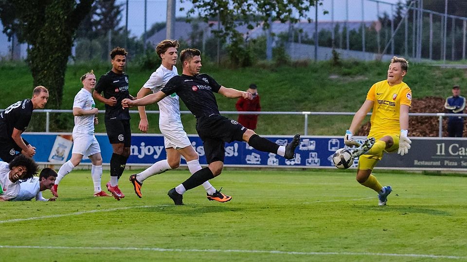 Nichts mit einem Tor wurde es hier für Schwaigs Torjäger Raffi Ascher im Heimspiel gegen Heimstetten. Keeper Fabian Scherger hatte etwas dagegen.