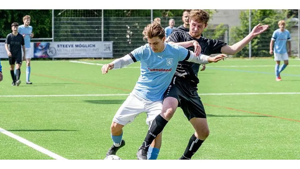 Liefern sich mit ihren Mannschaften ein enges Duell: Lucien Moreno Coca (l.) vom FC Burgsolms II und David Walter Ressel von der Ehringshausen/Dillheim. Liefern sich mit ihren Mannschaften ein enges Duell: Lucien Moreno Coca (l.) vom FC Burgsolms II und David Walter Ressel von der Ehringshausen/Dillheim. © Jenniver Röczey