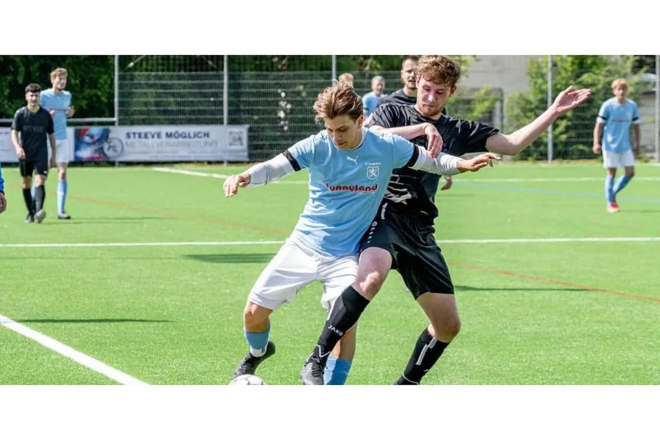 Liefern sich mit ihren Mannschaften ein enges Duell: Lucien Moreno Coca (l.) vom FC Burgsolms II und David Walter Ressel von der Ehringshausen/Dillheim. Liefern sich mit ihren Mannschaften ein enges Duell: Lucien Moreno Coca (l.) vom FC Burgsolms II und David Walter Ressel von der Ehringshausen/Dillheim. © Jenniver Röczey Liefern sich mit ihren Mannschaften ein enges Duell: Lucien Moreno Coca (l.) vom FC Burgsolms II und David Walter Ressel von der Ehringshausen/Dillheim. Liefern sich mit ihren Mannschaften ein enges Duell: Lucien Moreno Coca (l.) vom FC Burgsolms II und David Walter Ressel von der Ehringshausen/Dillheim. © Jenniver Röczey